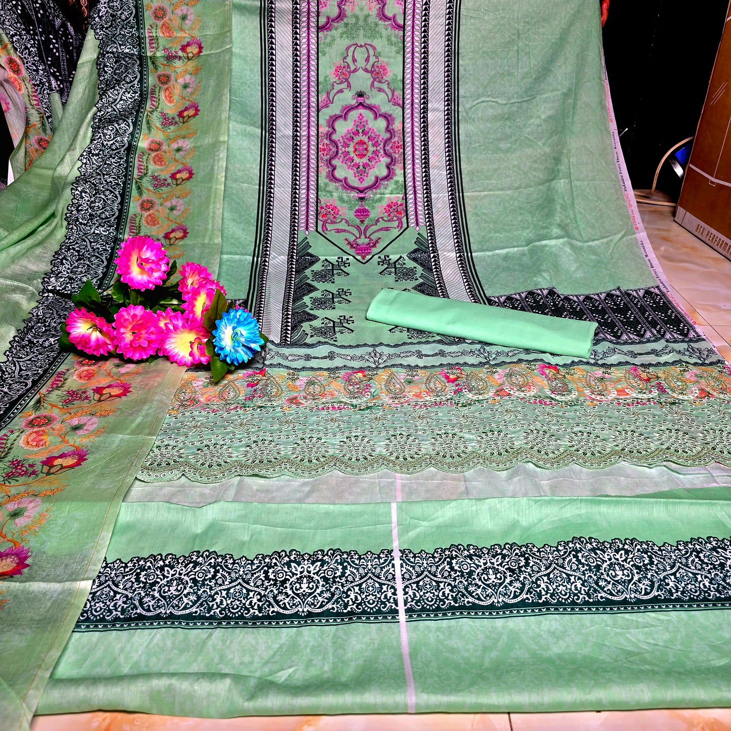 সুতি ডিজিটাল প্রিন্ট এম্বডারী করা